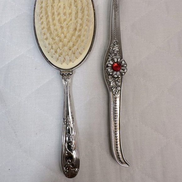 Vintage Elegant Silversmith Hairbrush And Comb Holder Vanity Set With Red Gem - Picture 2 of 5